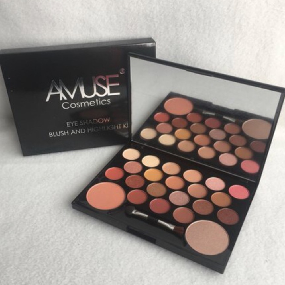 ⚠️LAST ONE⚠️ EYESHADOW BLUSH & HIHGLIGHT KIT - Picture 2 of 4